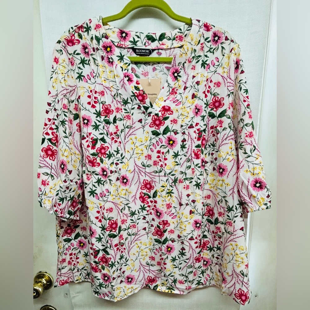 Blouse, women’s plus size 18/20 Bloomchic. Mid arm sleeves with elastic. NWT